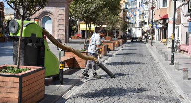 Belediye ekipleri izmarit avında