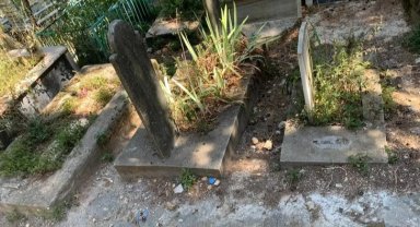 Bursa Alacahırka Mezarlığı'nda mezarlar toprağa gömüldü