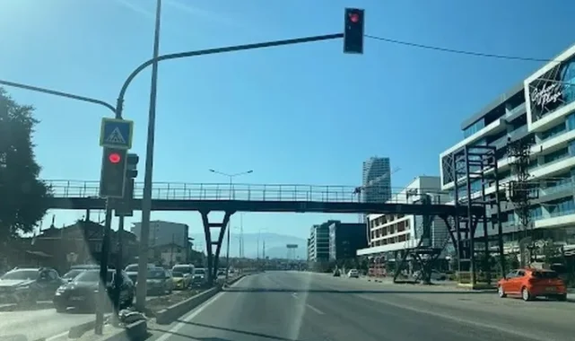 Bursa Geçit'te üst geçit ve trafik lambaları sürücüleri isyan ettiriyor