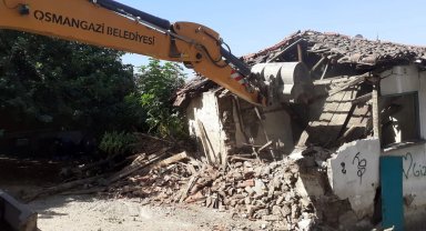 Bursa Osmangazi'de 'metruk' temizliğe devam