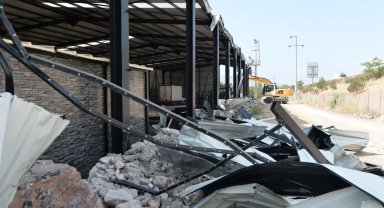 Bursa Osmangazi'de tarım arazisine inşa edilen kaçak depo yıkıldı