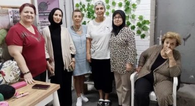 Bursa'da Gemlikli kadınlar hem örgü örüyor hem de stres atıyor