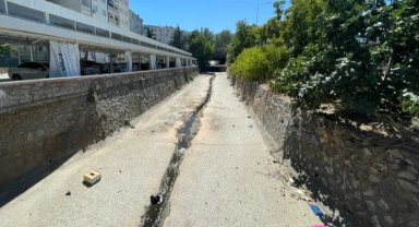 Bursa'da kuruyan dere kötü koku yayıyor