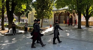 Bursa'da Osmangazi Türbesi'nde nöbet değişimi ziyaretçileri duygulandırıyor