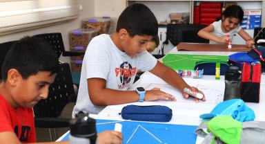 Bursa'da Osmangazi'nin atölyelerinde çocuklar hayatı öğreniyor