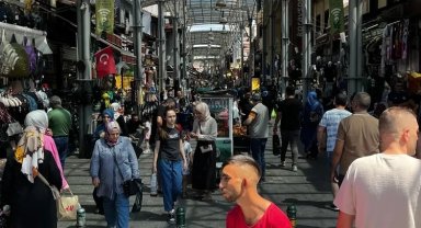 Bursa'nın Kapalı Çarşısı kalabalığı ile göz doldurdu