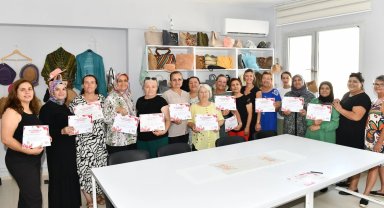 Çiğli Sasalı'da kadınların el emekleri sergilendi