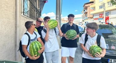 Demirtaş sakinleri, kavun ve karpuz dağıtımına yoğun ilgi gösterdi
