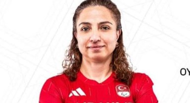 Emine Seçkin madalya için Paris'te