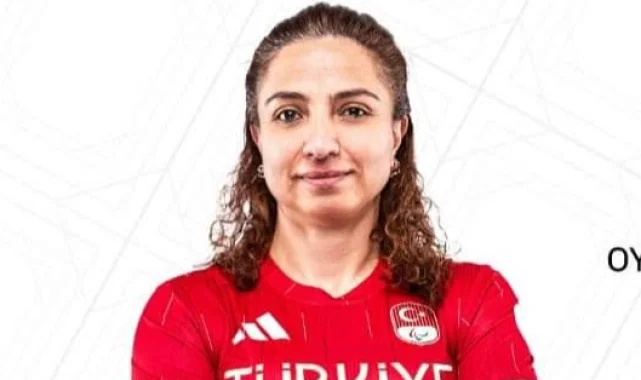 Emine Seçkin madalya için Paris'te