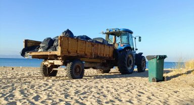 Erikli sahilinden iki traktör çöp toplandı