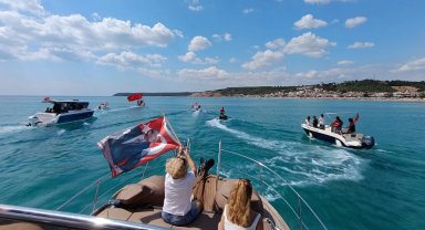 Erikli'de 30 Ağustos teknelerin geçişi ile kutlandı