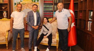 Genç yazar kitabının ilk baskısını Başkan Arı'ya hediye etti