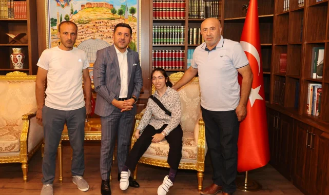Genç yazar kitabının ilk baskısını Başkan Arı'ya hediye etti