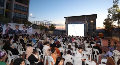 Gezbe'de Uluslu çocukların sinema keyfi