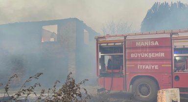 Gördes'te yangınla mücadele sürüyor