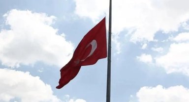 Heniyye için bayraklar yarıda