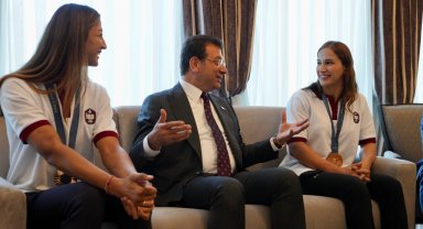 İBB Spor Kulübü'nün olimpiyat madalyalı kadın sporcularına tebrik