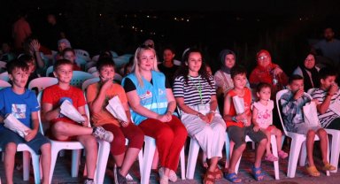 İzmit'te Yassıbağlı miniklerin sinema keyfi