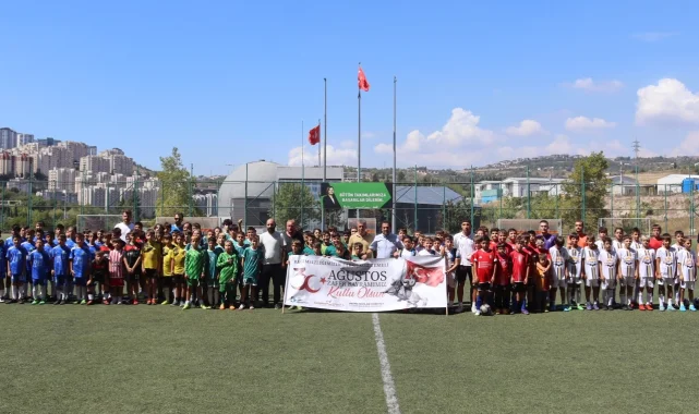 İzmit'te Zafer Bayramı Futbol Turnuvasında minikler sahne aldı