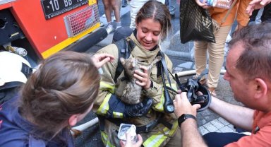 Kahraman İtfaiye Eri kedinin hayatını kurtardı