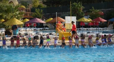 Karabağlar Belediyesi'nden çocuklara yüzme eğitimi