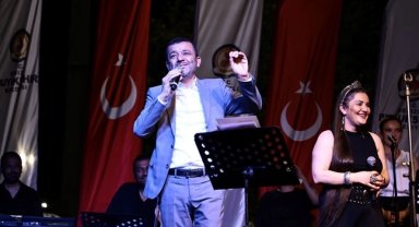 Konserde "Yalandan gülme" göndermesi