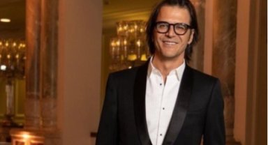 Mehmet Günsür 'Tesadüfleri Seviyor'