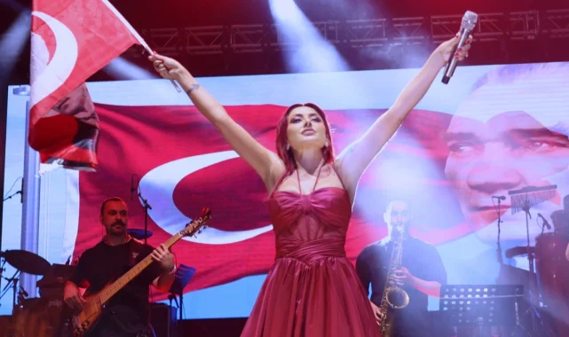 Melek Mosso, Kütahya'da 70.000 kişiyi Cumhuriyet Meydanı'nda buluşturdu!