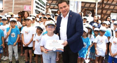 Minik yüzücüler sertifikalarını Başkan Aydın'ın elinden aldı