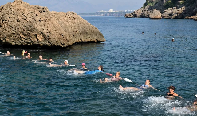 Muratpaşa'nın mavi bayraklı plajında su cimnastiği