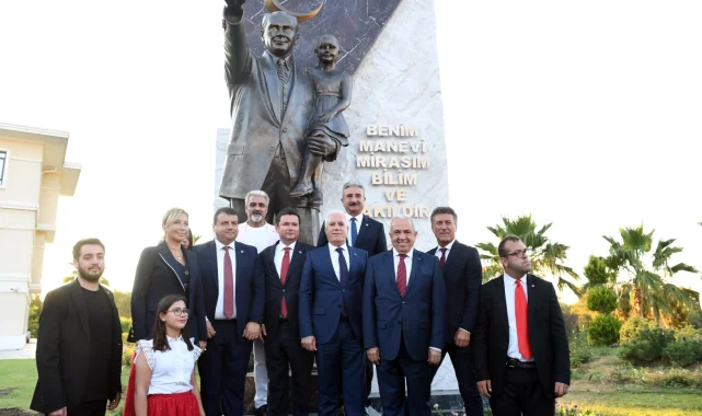 Osmangazi Belediyesi girişine Atatürk Anıtı