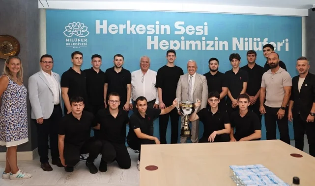 Şampiyonluk sevincini Başkan Özdemir'le paylaştılar
