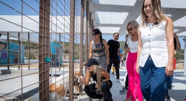 Seren Serengil'den yangından kurtarılan can dostlara destek ziyareti