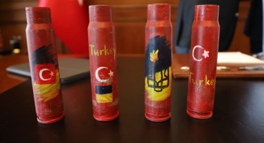 Ukraynalı çocuklar mermi kovanları ile barış mesajı verdi