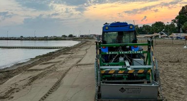 Yalova kumsallarında temizlik sürüyor