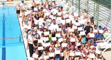 Yenişehir'de 380 minik yüzme öğrendi