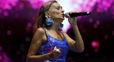 Yıldız Tilbe hayranlarıyla açık havada buluştu