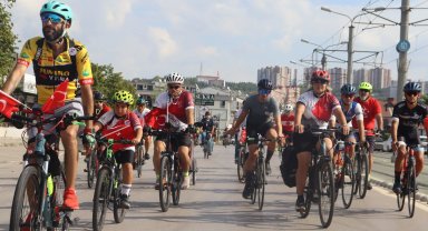 Zafer Bayramı'nda İzmit sokaklarında coşkulu bisiklet korteji