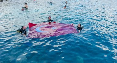 Zafer Bayramı'nı Saros'da bayrak açarak kutladılar