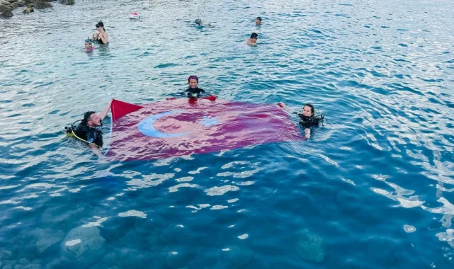 Zafer Bayramı'nı Saros'da bayrak açarak kutladılar