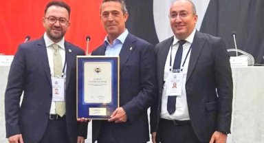 Ali Koç, Erzurum Fenerbahçeliler Derneği'ne akreditasyon belgesini verdi