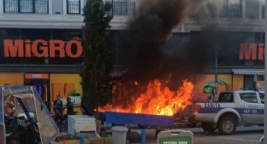 Balıkçı tezgahını balıklarla beraber ateşe verip yaktı