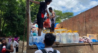 Bangladeş'teki sel mağdurlarına Help Yetim kayıklarla yardımları ulaştırdı