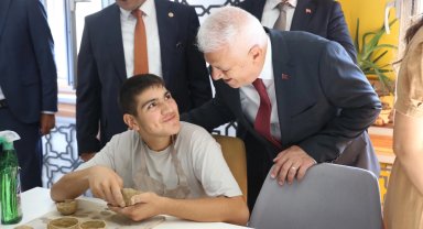 Başkan Bozbey, çocukların ilk ders zili heyecanına ortak oldu