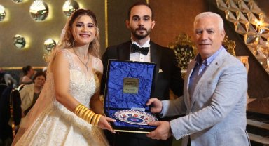 Başkan Bozbey genç çifti gülümsetti