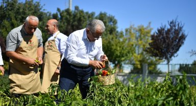 Başkan Büyükkılıç, organik ürünleri elleriyle topladı, yemek pişirdi