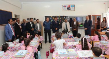 Başkan Ömeroğlu'ndan öğrencilere kırtasiye desteği