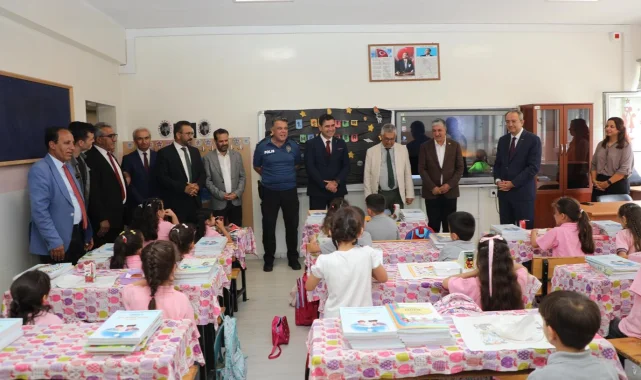 Başkan Ömeroğlu'ndan öğrencilere kırtasiye desteği
