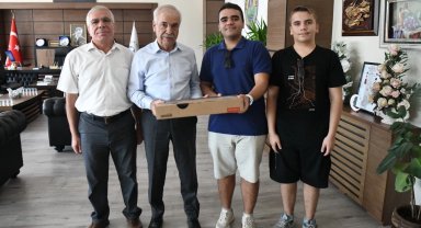 Başkan Özcan, belediyeye bağışlanan bilgisayarı tıp öğrencisine teslim etti